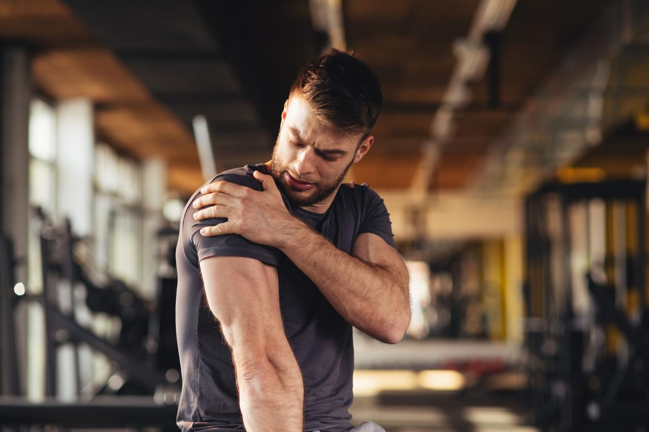 How to Handle Sore Shoulders From Delayed Onset Muscle Soreness